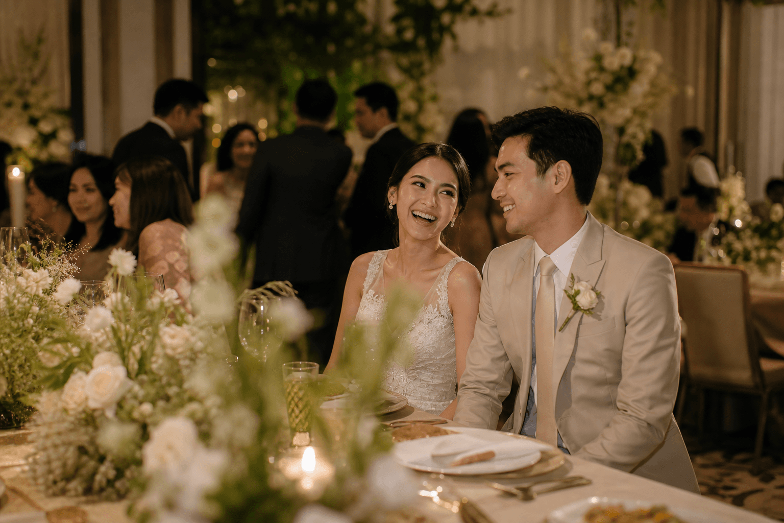 Pasangan pengantin menikmati suasana resepsi bersama para tamu.